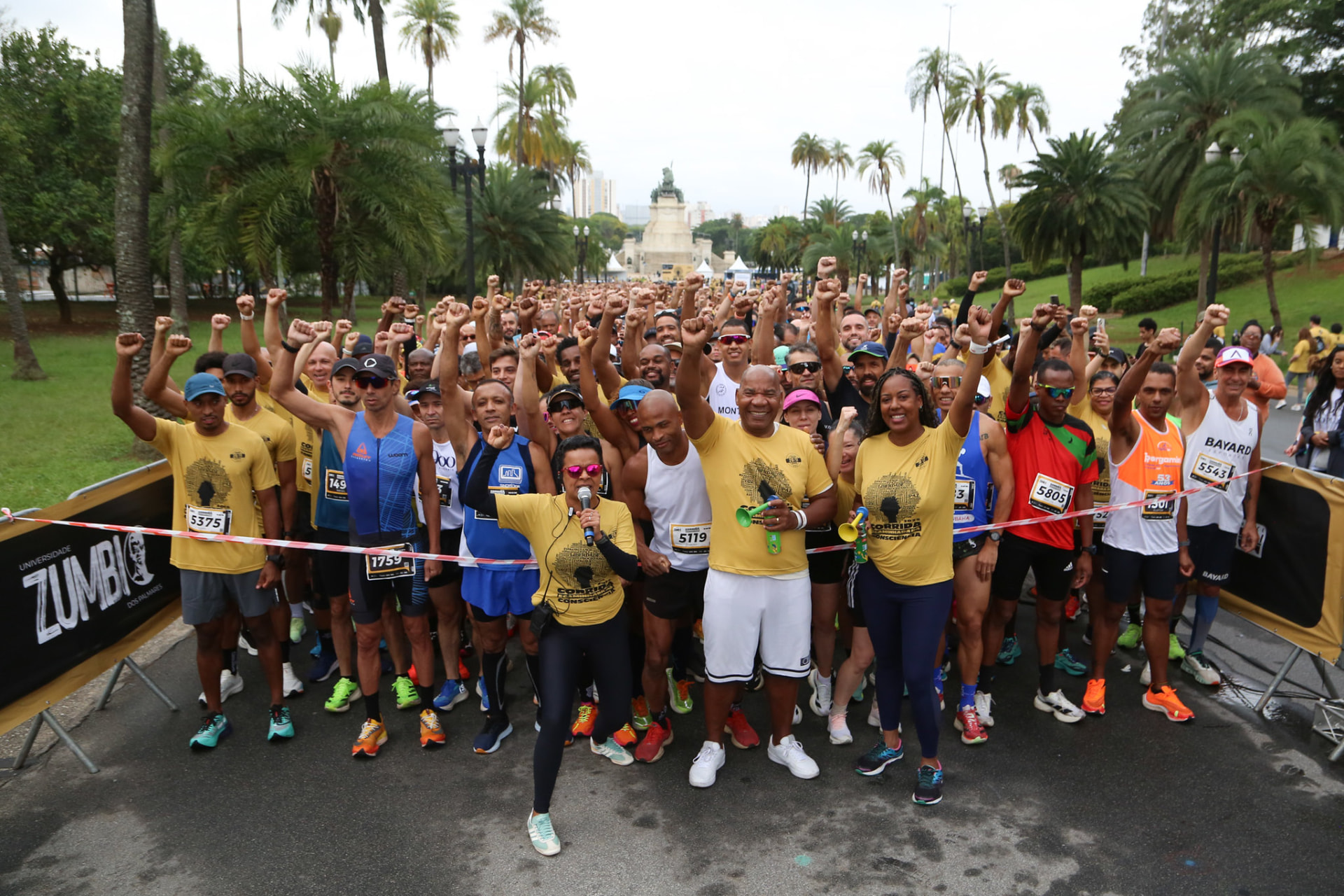 Participantes reunidos com os punhos erguidos antes da Corrida da Consciência
