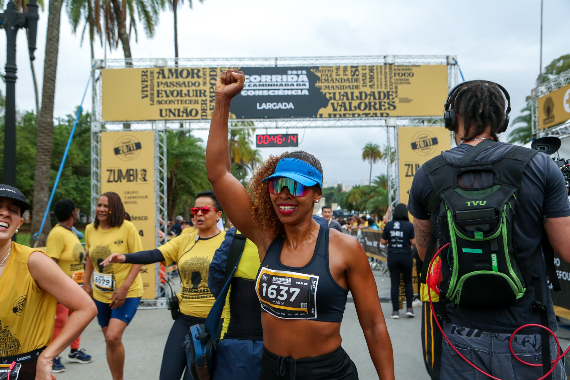 Atleta comemora no pórtico de chegada