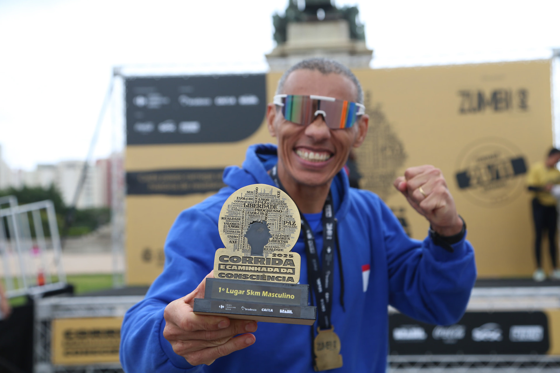 Atleta campeão exibe troféu da Corrida da Consciência