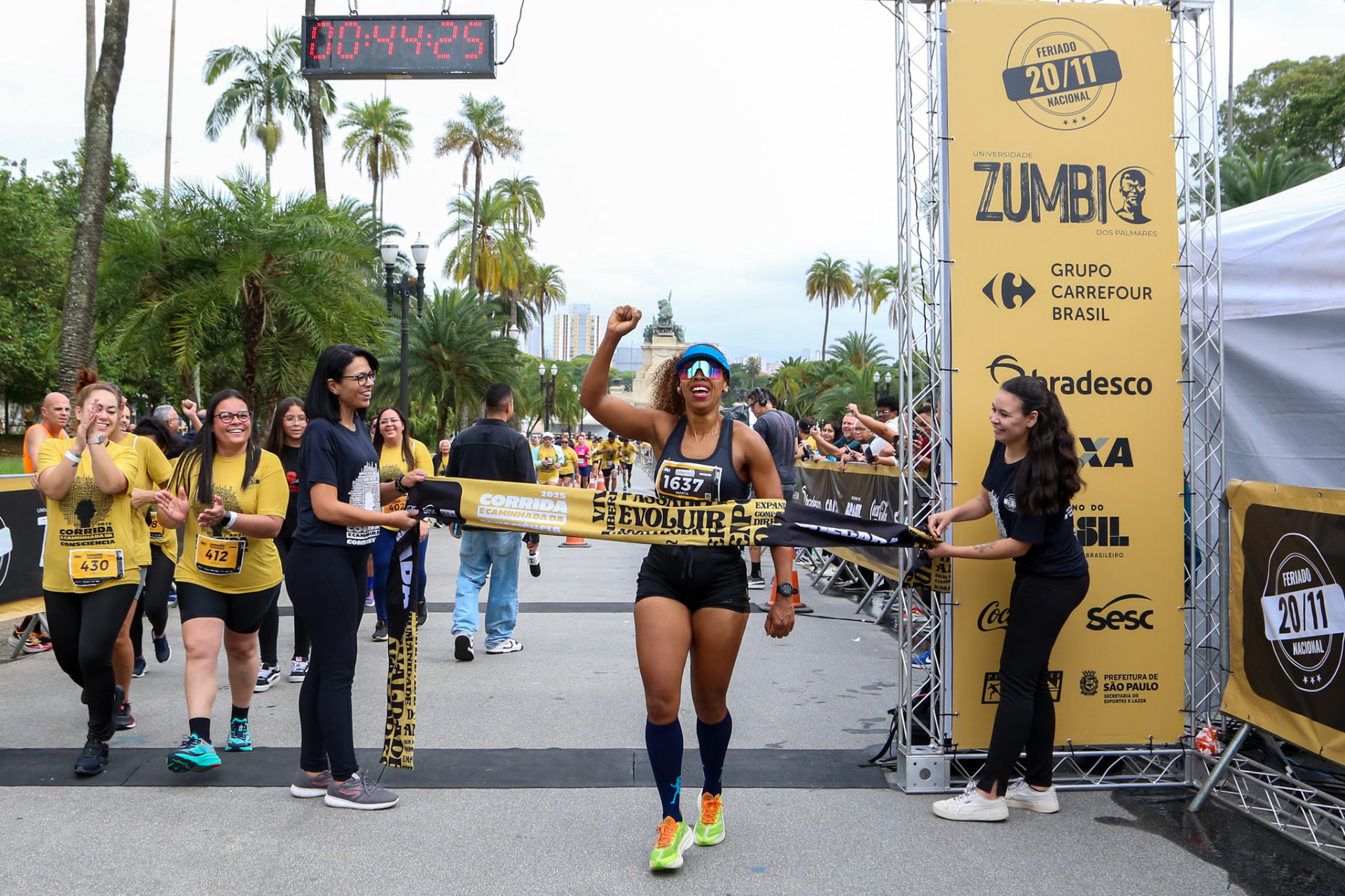 Atleta cruza a faixa de chegada